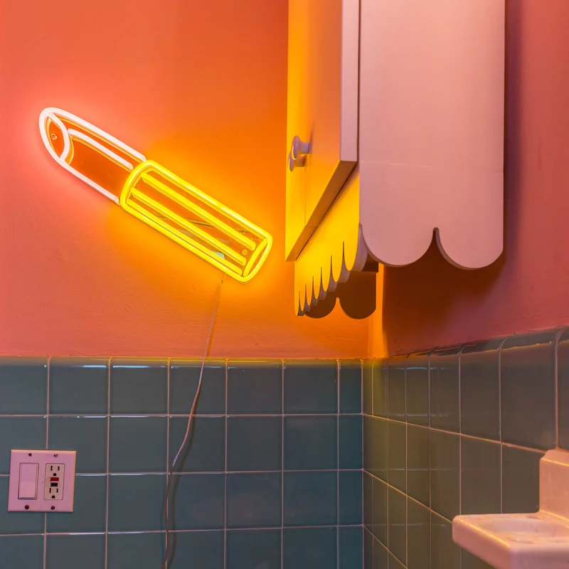 Golden Lipstick by Tom Wesselmann, signe en néon LED