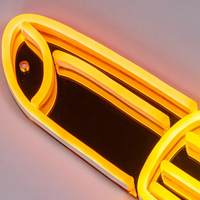 Golden Lipstick by Tom Wesselmann, signe en néon LED