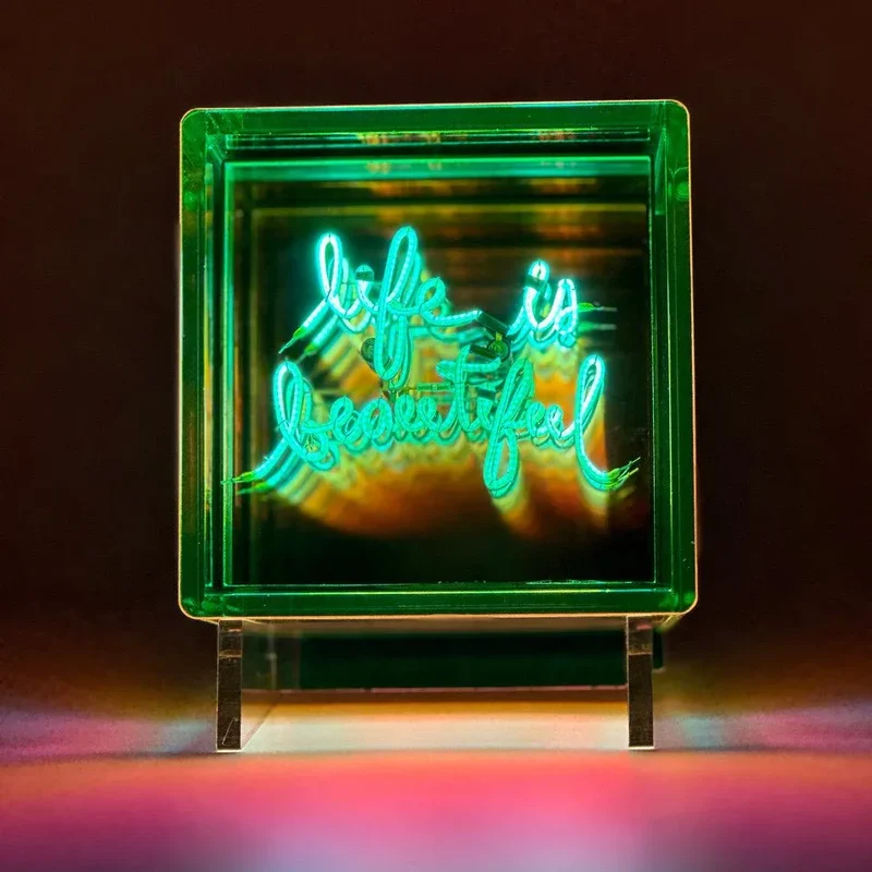 Cube lumineux sans fil "LIFE IS BEAUTIFUL" - Message In The Box