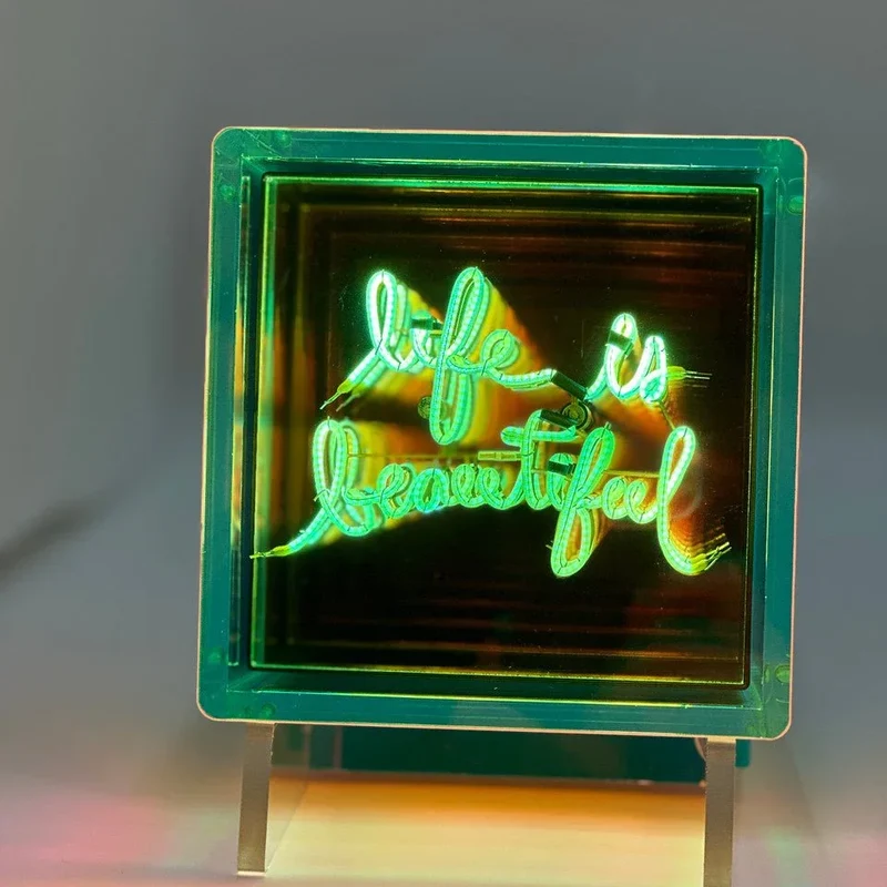 Cube lumineux sans fil "LIFE IS BEAUTIFUL" - Message In The Box