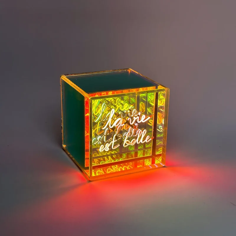 Cube lumineux sans fil "LA VIE EST BELLE" - Message In The Box