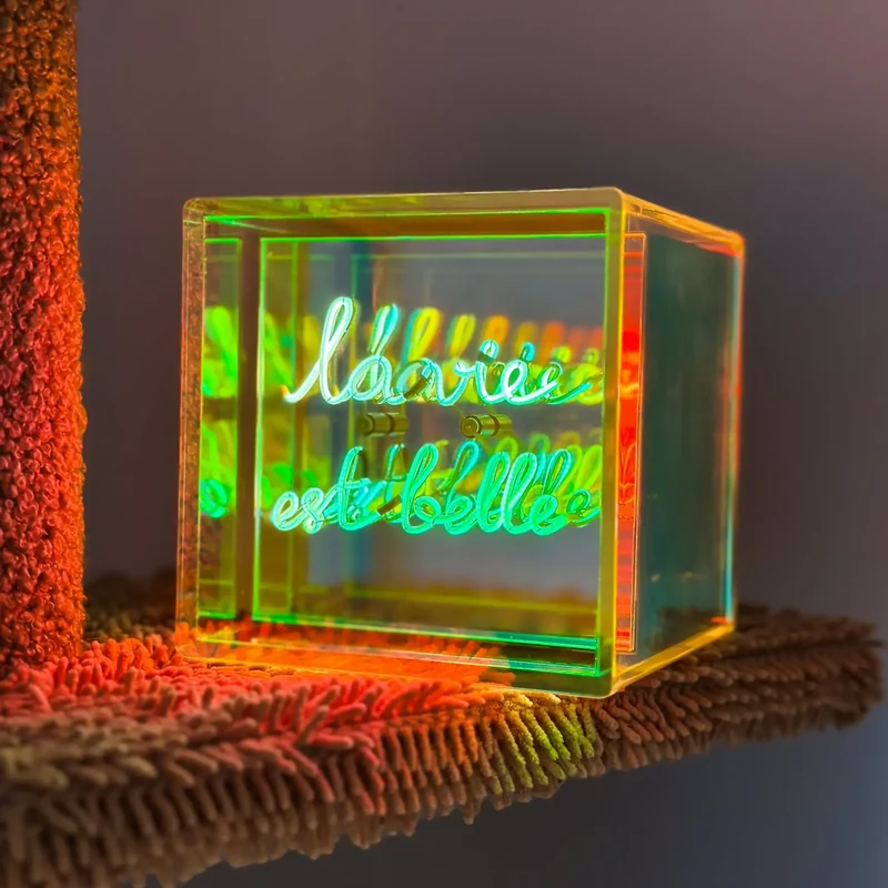 Cube lumineux sans fil "LA VIE EST BELLE" - Message In The Box