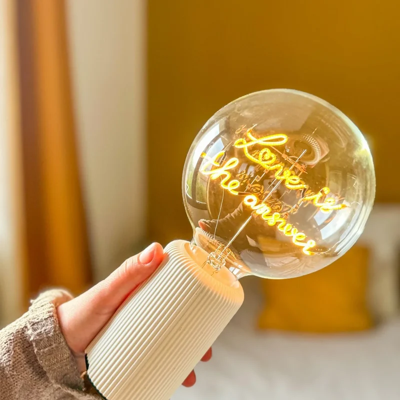 Ampoule décorative LED sans fil "LOVE IS THE ANSWER" - Message In The Bulb