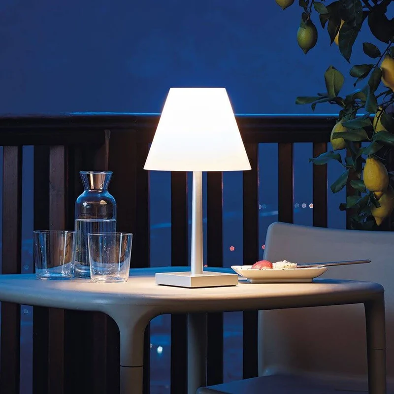 Rotaliana Akku LED-Tischlampe Dina+ mit Ladestation Silberfarben