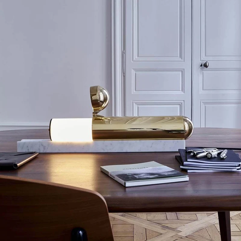 DCWéditions ISP LED Tischleuchte Marmor Messing