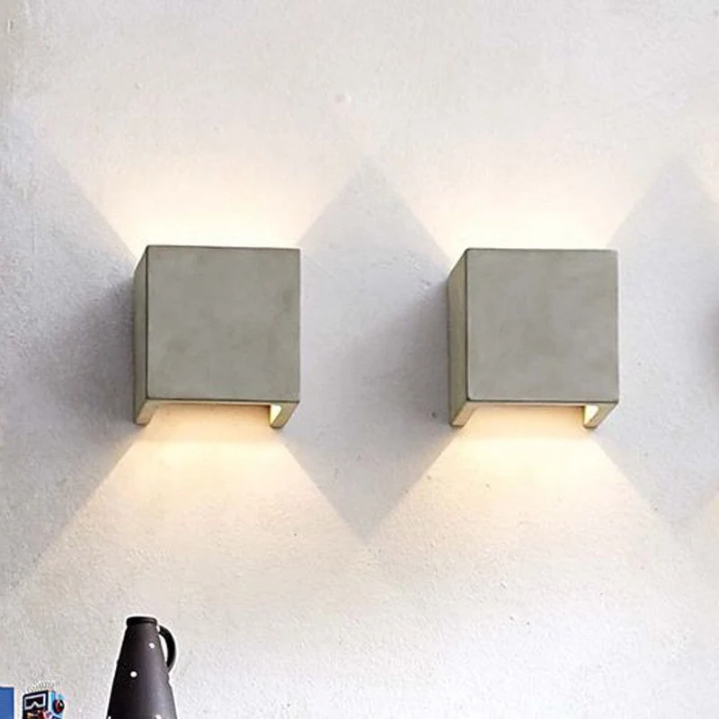 s.luce Plinth Wandleuchte aus Beton Grau
