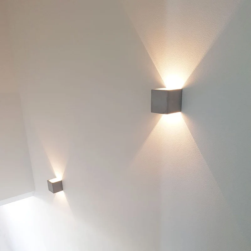 s.luce Plinth Wandleuchte aus Beton Grau