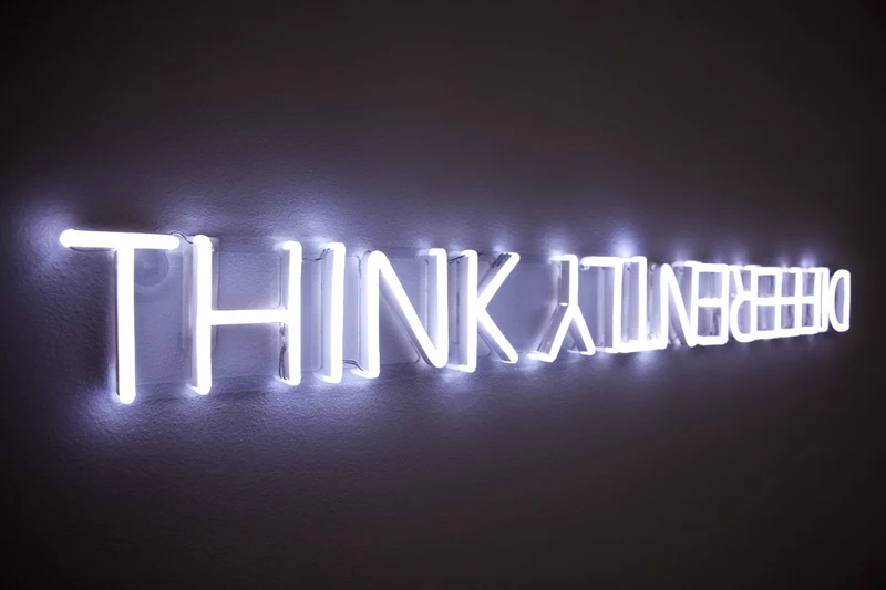 Think Differently by Bobby Berk, signe en néon LED
