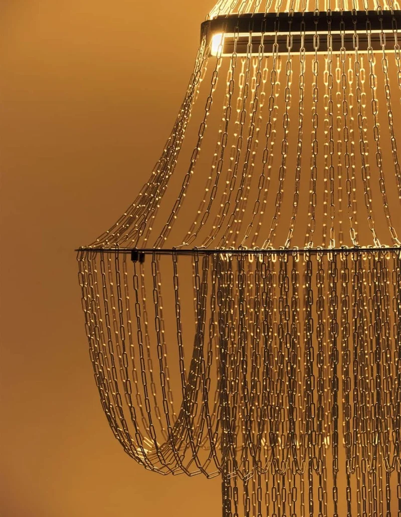 Longue suspension pour hall