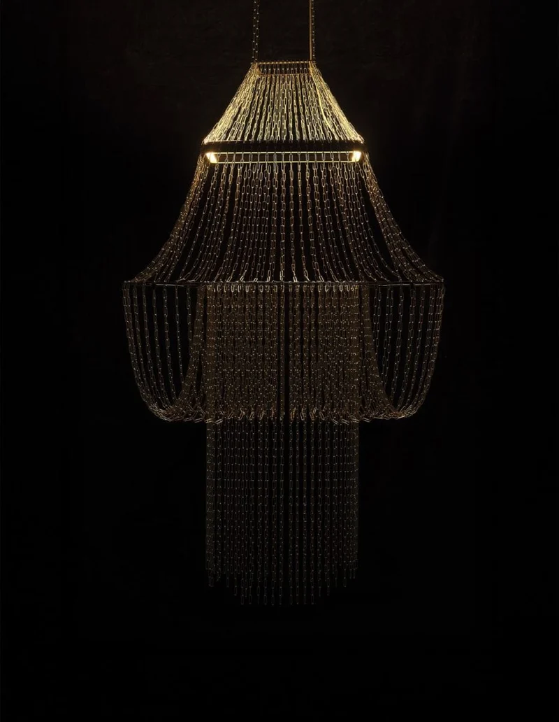 Longue suspension pour hall