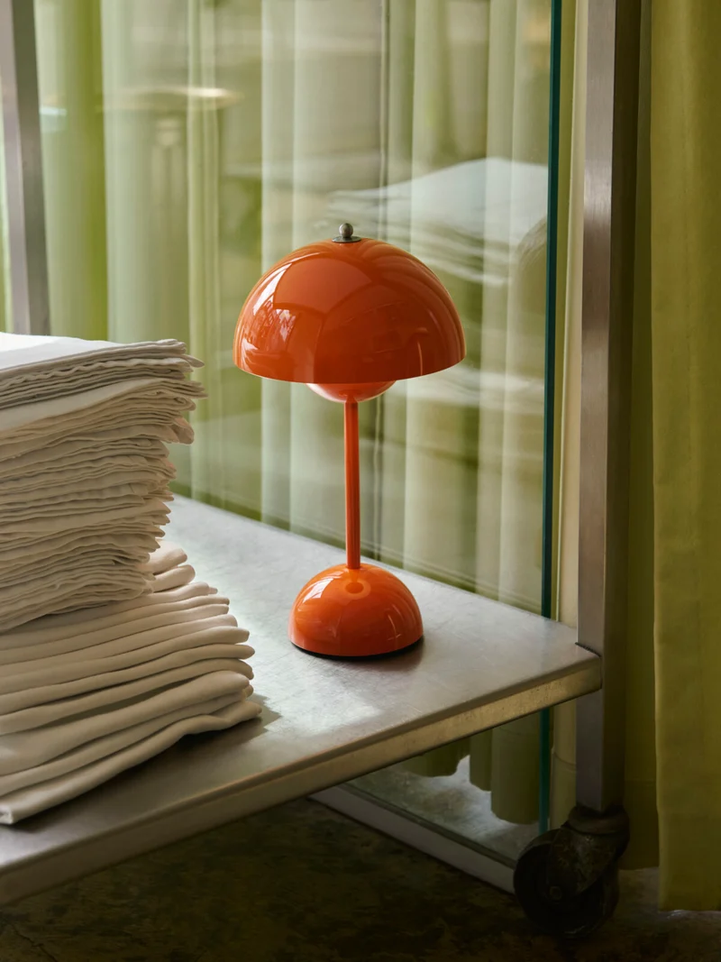 FLOWERPOT VP9 - PORTABLE BORDLAMPE- ZESTY ORANGE