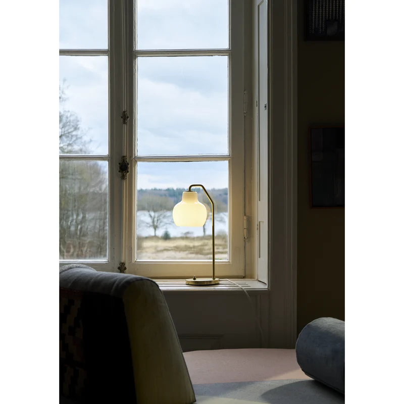VL RINGKRONE - BORDLAMPE - MESSING/OPAL GLAS