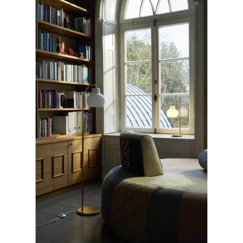 VL RINGKRONE - BORDLAMPE - MESSING/OPAL GLAS