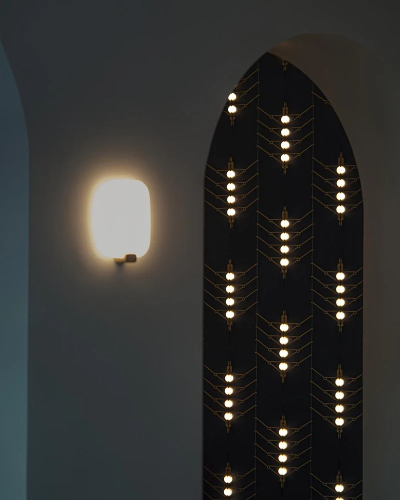 DCWéditions Light Me Tender M Væglampe - Vertical/Brass