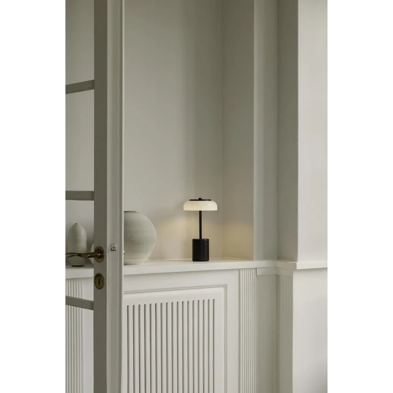 Blossi Mini Portable Bordlampe - Nuura (Sort/Opal, Genopladelig, USB-C)