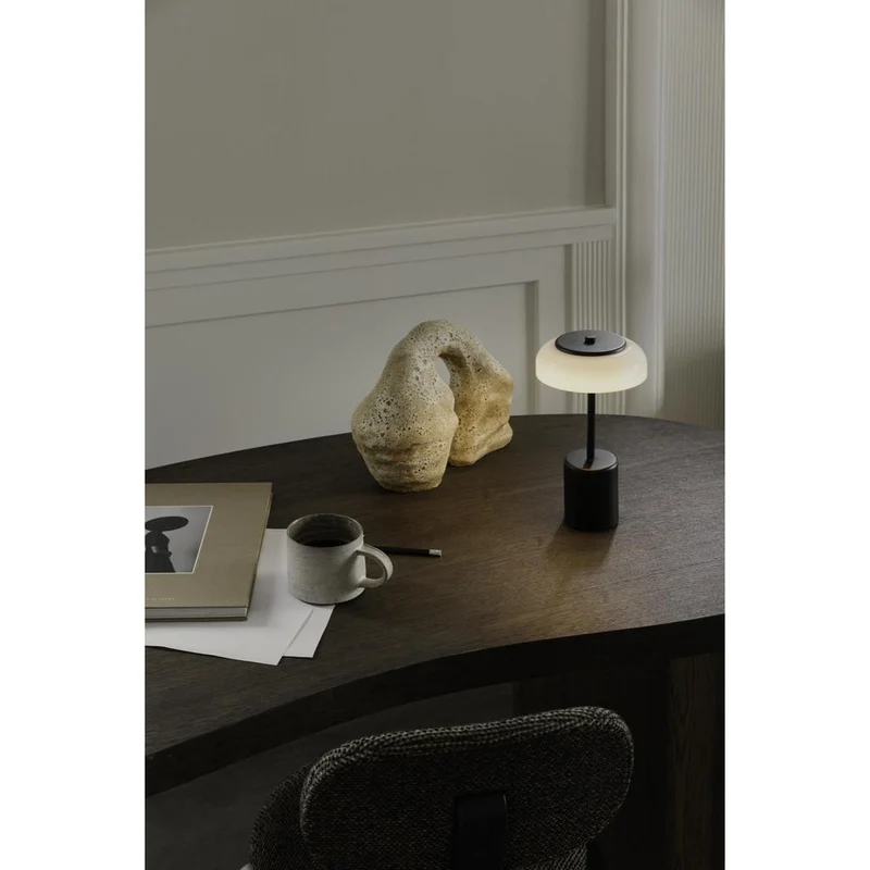 Blossi Mini Portable Bordlampe - Nuura (Sort/Opal, Genopladelig, USB-C)