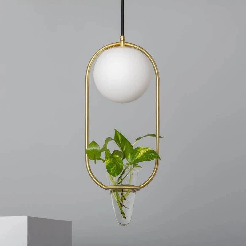 Suspension or et boule blanche avec fausse plante