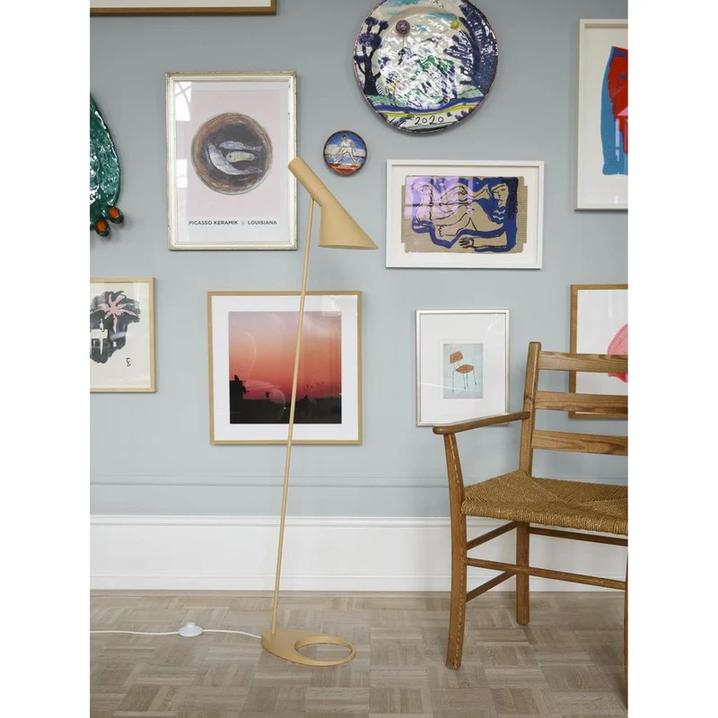 AJ - Gulvlampe - Warm Sand i ikonisk Arne Jacobsen-design