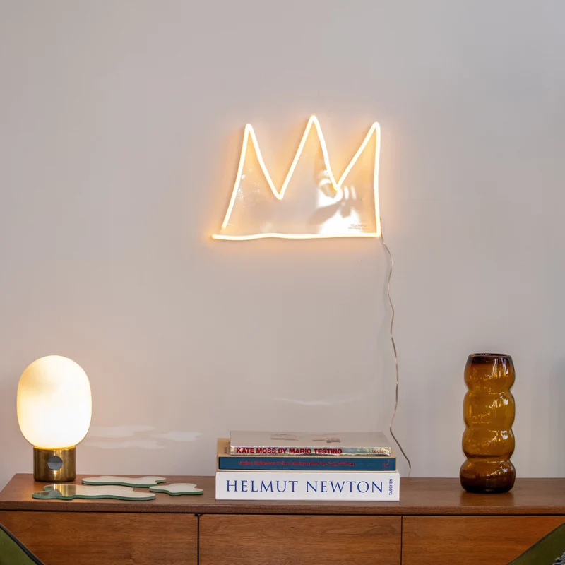 The Crown YP x Jean Michel Basquiat, signe en néon LED