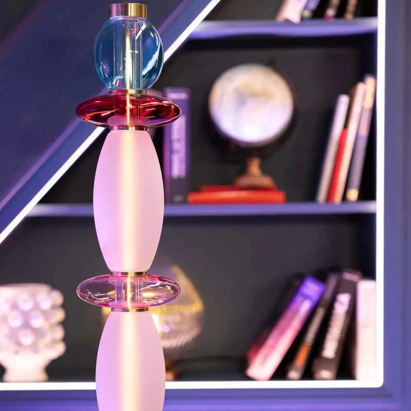 Lampadaire Léonor – Verre soufflé fin et design élégant doré